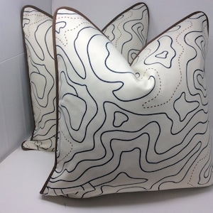 Par de fundas de almohada modernas para interior y exterior, tela con estampado de mapa topográfico, negro, blanco y marrón, ribetes contrastantes personalizados, fundas de 20 x 20