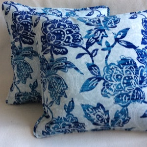 Par de fundas de almohadas bohemias para interior y exterior, serigrafía batik floral, tonos azules, ribete personalizado, fundas de 18 x 18 pulgadas
