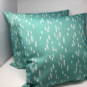 Par de fundas de almohadas brillantes para interior y exterior - Tejido con estampado de gotas de lluvia en turquesa - Cremalleras invisibles - Fundas de 22 x 22