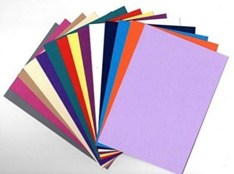 Puede incluir: Una pila de 15 hojas de cartulina de diferentes colores. Los colores incluyen morado, rosa, rojo, naranja, amarillo, verde, azul y blanco.