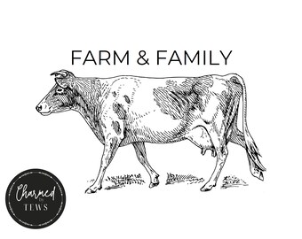 Könnte beinhalten: Schwarz-Weiß-Illustration einer laufenden Kuh mit den Worten "FARM & FAMILY" darüber. Ein kreisförmiges Logo mit den Worten "Charmed by TEWS" befindet sich in der unteren linken Ecke. Die Kuh hat Flecken und ist in einem detaillierten Vintage-Stil gezeichnet.