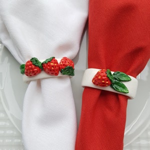 Anelli tovagliolo di frutta fragola, portatovaglioli fatti a mano con frutti rossi, decorazioni per la tavola estiva, anelli tovagliolo in argilla ceramica, set porta fazzoletti