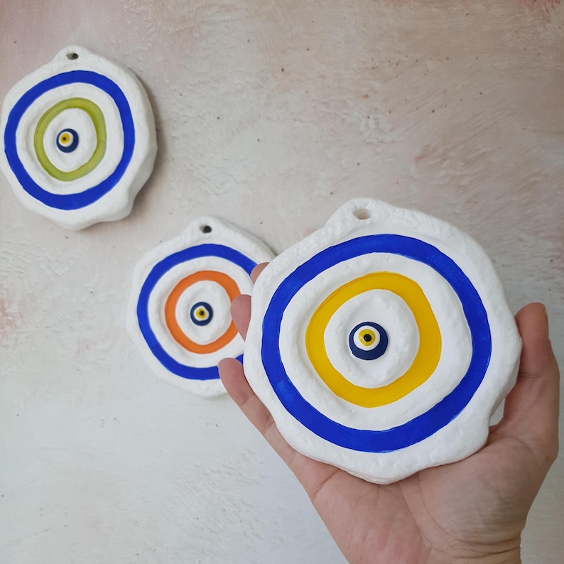 Talismano Del Malocchio Sulla Parete Di Una Camera Immagine Stock