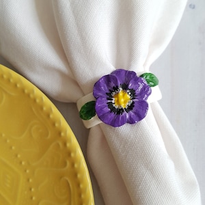 Set di anelli di tovagliolo viola del pensiero, anello di tovagliolo floreale primaverile per la tavola, portatovagliolo viola del pensiero, tavola rustica, decorazione per la tavola di nozze in giardino
