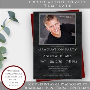 Puede incluir: Una plantilla de invitaci&oacute;n a una fiesta de graduaci&oacute;n de color negro y rojo con una foto de un joven con una camisa negra. El texto de la invitaci&oacute;n dice "2020 Grad", "Est&aacute;s invitado a una fiesta de graduaci&oacute;n para celebrar a Andrew Holmes", "S&aacute;b. 06.12.20 | 19:00-23:00", "The Johnson's Residence 1234 Whispering Tree Ln. Tucson, AZ 85641", "Se proporcionar&aacute;n comida y bebidas. &iexcl;Ven preparado para bailar, habr&aacute; un DJ!" y "5" x 7" - &iexcl;Imprime tantas como quieras! Descarga e imprime hoy - 100% editable".