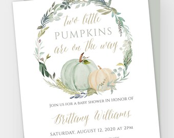 Peut inclure: Un modèle de faire-part de baby shower avec le texte "Twins Shower Invite Template". L'invitation présente une couronne de fleurs à l'aquarelle avec des citrouilles et le texte "Two little pumpkins are on the way". Comprend les détails de l'événement et les informations RSVP.