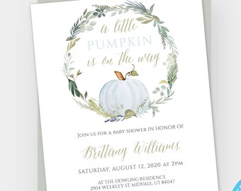 Peut inclure: Un modèle d'invitation de fête prénatale avec une illustration aquarelle d'une citrouille bleue dans une couronne de verdure. Le texte indique "a little pumpkin is on the way". L'invitation est pour Brittany Williams et comprend la date, l'heure et le lieu de la fête.