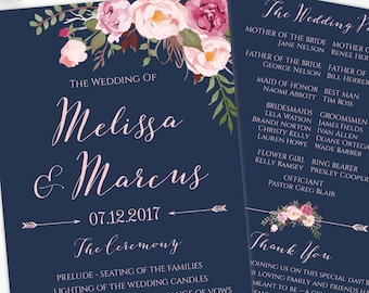 Op de afbeelding: Een marineblauw huwelijks programma met roze bloemmotieven. Het programma bevat de details van de huwelijksceremonie, de huwelijksvoltrekking en een bedankbericht. De tekst luidt "The Wedding of Melissa & Marcus 07.12.2017 The Ceremony" en "Thank You".
