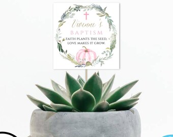 Puede incluir: Plantilla de etiqueta de bautismo imprimible con una corona de acuarela con una cruz, una calabaza y el texto "Bautismo de Vivenne, La fe planta la semilla, El amor la hace crecer."