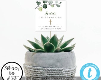 Puede incluir: Una plantilla de etiqueta de planta imprimible con un diseño de eucalipto acuarela. La etiqueta dice "Isabel's 1st Communion" con una cruz y el texto "Faith plants the seed. Love makes it grow." La etiqueta mide 2 pulgadas por 2 pulgadas.