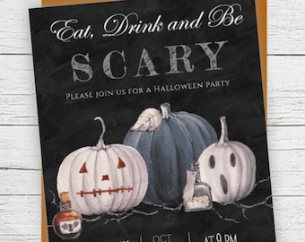 Puede incluir: Una invitación a una fiesta de Halloween en una pizarra negra con fondo blanco. La invitación dice "Eat, Drink and Be Scary" e incluye una fecha, hora y lugar. La invitación está decorada con tres calabazas, dos de las cuales están talladas con caras de miedo.