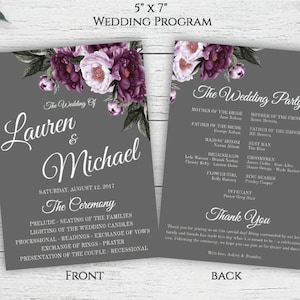以下が含まれることがあります： ダークグレーの背景と花のアクセントが施された、5インチ x 7インチのウェディングプログラム。前面には「Lauren & Michael」の名前と式の詳細が記載されています。背面には、結婚式のパーティーと感謝のメッセージが記載されています。