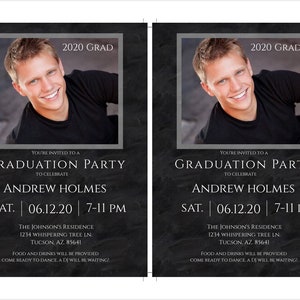 Puede incluir: Una invitaci&oacute;n a una fiesta de graduaci&oacute;n en blanco y negro con una foto de un joven en un marco gris. El texto dice "2020 Grad", "Est&aacute;s invitado a una fiesta de graduaci&oacute;n para celebrar a Andrew Holmes S&aacute;b. | 06.12.20 | 19:00-23:00 La residencia de los Johnson 1234 Whispering Tree Ln Tucson, AZ 85641 Se proporcionar&aacute;n comida y bebidas &iexcl;Prep&aacute;rate para bailar. Un DJ estar&aacute; esperando!"
