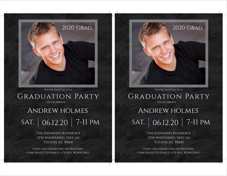 Puede incluir: Una invitaci&oacute;n a una fiesta de graduaci&oacute;n en blanco y negro con una foto de un joven en un marco gris. El texto dice "2020 Grad", "Est&aacute;s invitado a una fiesta de graduaci&oacute;n para celebrar a Andrew Holmes S&aacute;b. | 06.12.20 | 19:00-23:00 La residencia de los Johnson 1234 Whispering Tree Ln Tucson, AZ 85641 Se proporcionar&aacute;n comida y bebidas &iexcl;Prep&aacute;rate para bailar. Un DJ estar&aacute; esperando!"