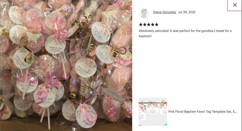 K&ouml;nnte beinhalten: Rosa und wei&szlig;e florale Taufgeschenkanh&auml;nger mit goldener Akzent. Die Anh&auml;nger sind mit einem rosa Band gebunden und an einer durchsichtigen Cellophant&uuml;te befestigt, die einen rosa Lutscher enth&auml;lt. Die Anh&auml;nger haben den Text "Miracle of Christ" aufgedruckt.