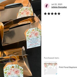 K&ouml;nnte beinhalten: Satz mit vier goldenen Geschenkboxen mit rosa Blumen-Etiketten. Jedes Etikett hat ein Kreuz und den Text "Vielen Dank, dass Sie diesen besonderen Tag mit uns teilen, w&auml;hrend wir die Taufe von [Name] feiern" und "Erste Heilige Kommunion [Datum]"