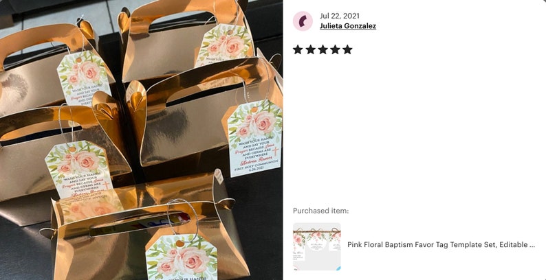 K&ouml;nnte beinhalten: Satz mit vier goldenen Geschenkboxen mit rosa Blumen-Etiketten. Jedes Etikett hat ein Kreuz und den Text "Vielen Dank, dass Sie diesen besonderen Tag mit uns teilen, w&auml;hrend wir die Taufe von [Name] feiern" und "Erste Heilige Kommunion [Datum]"