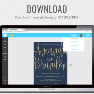 Puede incluir: La pantalla de un ordenador port&aacute;til que muestra una plantilla de invitaci&oacute;n de boda con los nombres Amanda y Brandon en escritura dorada sobre un fondo azul oscuro. La pantalla muestra una opci&oacute;n de descarga con los formatos de archivo PDF, JPEG y PNG.