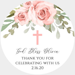 K&ouml;nnte beinhalten: Ein runder wei&szlig;er Aufkleber mit einem rosa Kreuz, rosa Aquarellrosen und gr&uuml;nen Bl&auml;ttern. Der Text lautet "God Bless Olivia, Thank You for Celebrating with Us, 2.16.20".