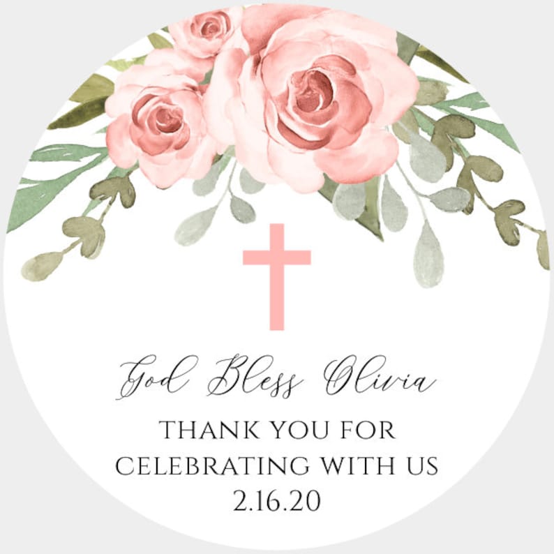 K&ouml;nnte beinhalten: Ein runder wei&szlig;er Aufkleber mit einem rosa Kreuz, rosa Aquarellrosen und gr&uuml;nen Bl&auml;ttern. Der Text lautet "God Bless Olivia, Thank You for Celebrating with Us, 2.16.20".