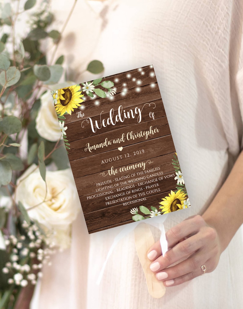 Może przedstawiać: Rusztyczny program ceremonii ślubnej z drewnianym tłem, słonecznikami i zielenią. Tekst brzmi "The Wedding of Amanda and Christopher August 12, 2019 The Ceremony".