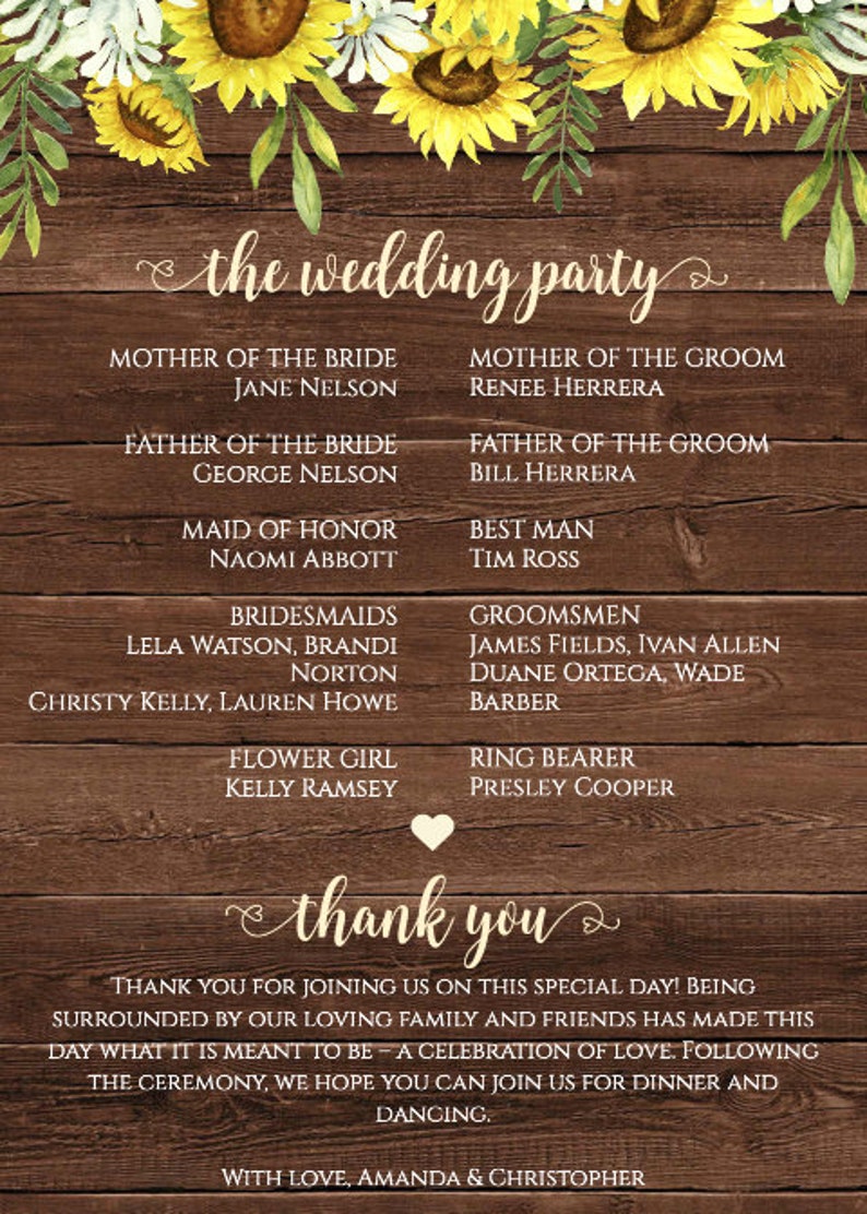 Może przedstawiać: Ruskie zaproszenie ślubne z drewnianym tłem i kwiatowym wzorem z słonecznikami i stokrotkami. Tekst głosi "the wedding party" i wymienia nazwiska członk&oacute;w ślubnej drużyny.