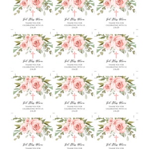 K&ouml;nnte beinhalten: Neun rosa und gr&uuml;ne florale Gef&auml;lligkeits-Etiketten mit einem wei&szlig;en Kreuz und dem Text "God Bless Olivia" und "Vielen Dank f&uuml;r das Feiern mit uns 2.16.20".