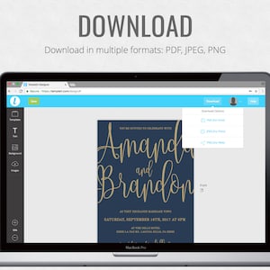 Puede incluir: La pantalla de un ordenador port&aacute;til que muestra una plantilla de invitaci&oacute;n de boda con los nombres Amanda y Brandon en escritura dorada sobre un fondo azul oscuro. La pantalla muestra una opci&oacute;n de descarga con los formatos de archivo PDF, JPEG y PNG.