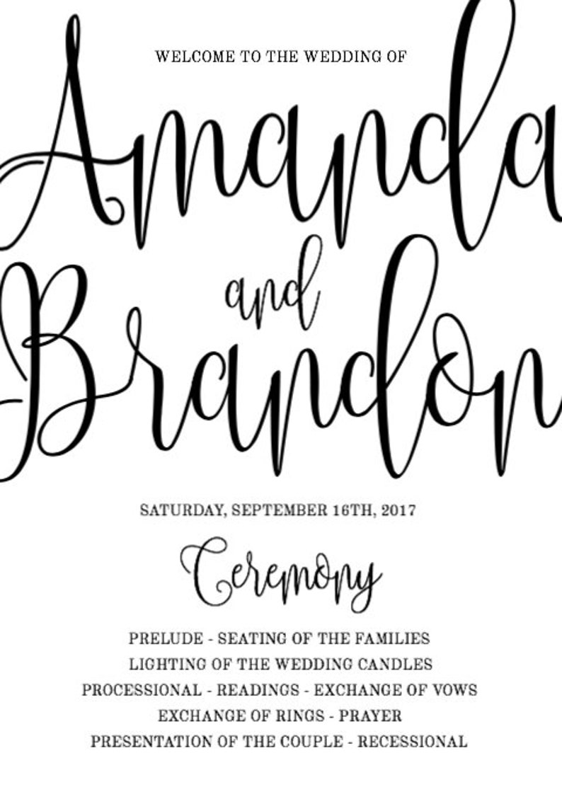 K&ouml;nnte beinhalten: Ein wei&szlig;es Hochzeitsprogramm mit schwarzem Kalligrafietext. Das Programm lautet "Willkommen zur Hochzeit von Amanda und Brandon" mit dem Datum "Samstag, 16. September 2017". Die Zeremoniedetails sind unten aufgef&uuml;hrt.