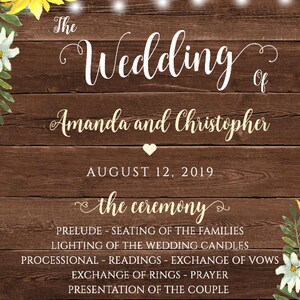 Może przedstawiać: Rustykalne drewniane tło z słonecznikami i zielenią. Tekst "The Wedding of Amanda and Christopher" jest napisany ozdobnym pismem. Data "August 12, 2019" jest napisana pod imionami. Tekst "the ceremony" jest napisany ozdobnym pismem pod datą. Szczeg&oacute;ły ceremonii są wymienione pod tekstem.