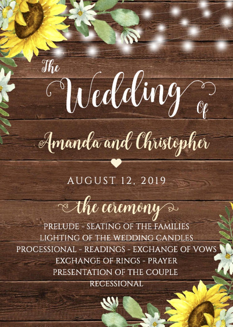 Może przedstawiać: Rustykalne drewniane tło z słonecznikami i zielenią. Tekst "The Wedding of Amanda and Christopher" jest napisany ozdobnym pismem. Data "August 12, 2019" jest napisana pod imionami. Tekst "the ceremony" jest napisany ozdobnym pismem pod datą. Szczeg&oacute;ły ceremonii są wymienione pod tekstem.