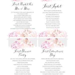 Op de afbeelding: Vier printbare kaarten met bloemmotieven en tekst. De kaarten zijn getiteld "Eerste Nacht als Mr. & Mrs.", "Eerste Ruzie", "Eerste Diner Party" en "Eerste Valentijnsdag". Elke kaart heeft een andere boodschap over de eerste nacht als getrouwd stel, de eerste ruzie, het eerste dinerfeest en de eerste Valentijnsdag.