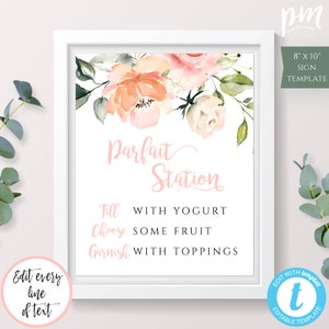 Puede incluir: Señal imprimible de 20,3 x 25,4 cm con un diseño floral y el texto "Parfait Station". La señal indica a los invitados que "Llenen con yogur, Elijan fruta, Adornen con ingredientes".