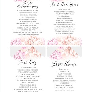 Op de afbeelding: Vier printbare kaarten met roze bloemenmotieven en tekst. De kaarten zijn getiteld "Eerste verjaardag", "Eerste nieuwjaar", "Eerste baby" en "Eerste huis". Elke kaart bevat een kort gedicht of een boodschap over de mijlpaal.
