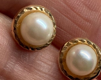 Vintage 9Ct Yellow Gold Diamond Cut Pearl Stud Earrings