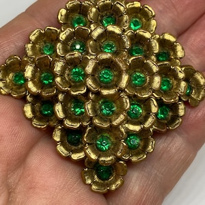Stunning Vintage French Gilt & Faceted Faux Emeralds Floral Cluster Brooch Pin Trumpet Clasp