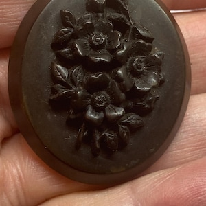 Broche de deuil victorienne antique des années 1880 sculptée à la main à motif floral en gutta-percha