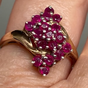 A Gorgeous Vintage 9Ct Yellow Gold Natural Ruby Cluster Cocktail Ring Hallmarked Size O