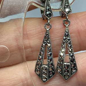 Art Deco 1920s Ohrringe aus silberfarbenem Metall mit Markasit Anhängern