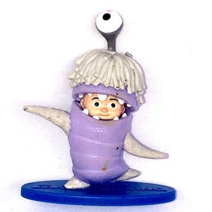 Statuetta vintage di Boo in costume dei Mostri di Disney Pixar, ideale come decorazione per torte.