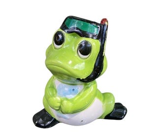 韓国　陶器の置物 Amazon.co.jp: 和座の蔵 開運 カエル 置物 九谷焼 玉かえる 水色 陶器