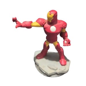 Puede incluir: Figura de acci&oacute;n de Iron Man roja y amarilla de pie sobre una base gris. La figura est&aacute; en una pose de lucha con un brazo extendido hacia adelante.