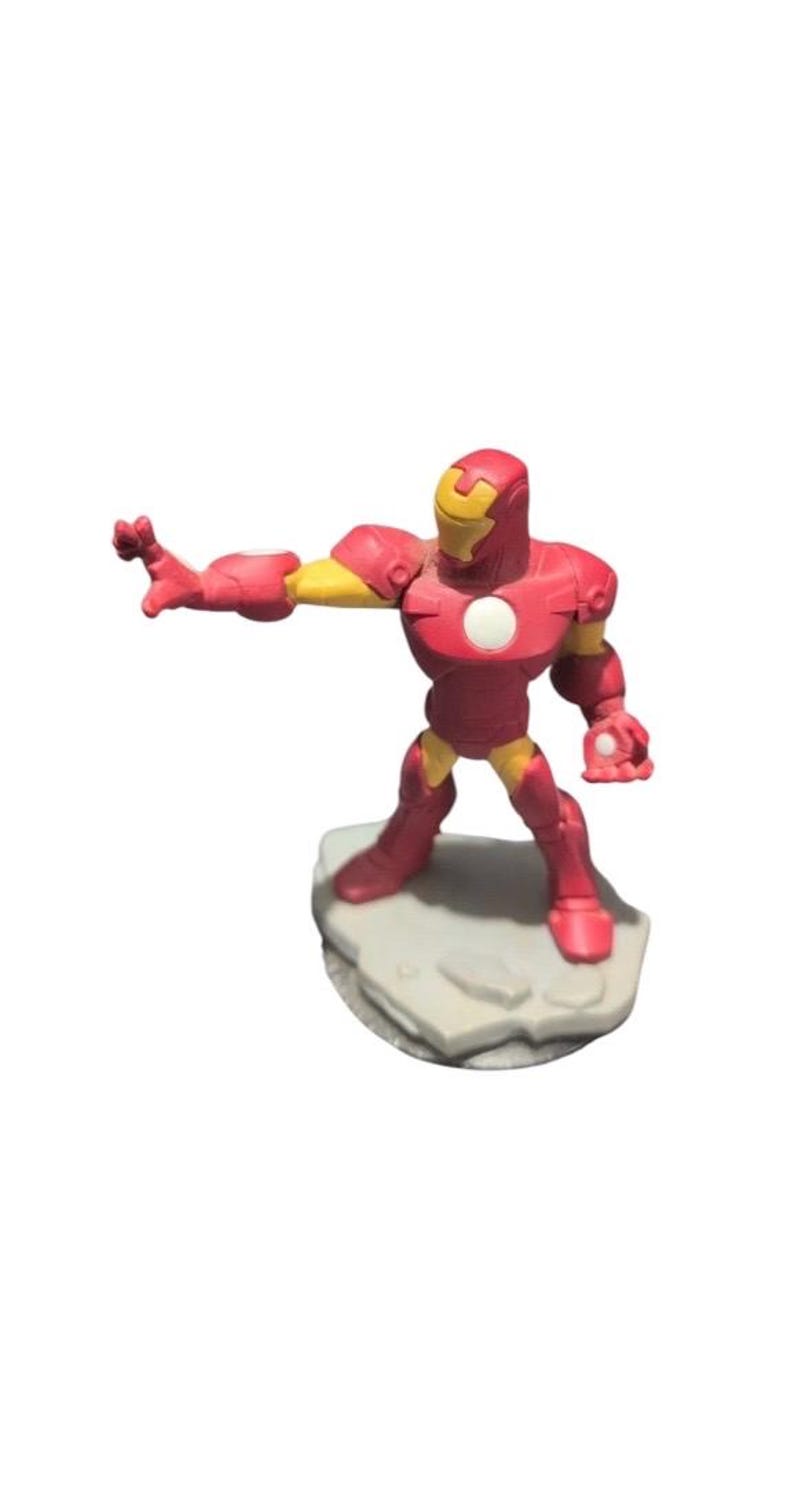 Puede incluir: Figura de acci&oacute;n de Iron Man roja y amarilla de pie sobre una base gris. La figura est&aacute; en una pose de lucha con un brazo extendido hacia adelante.