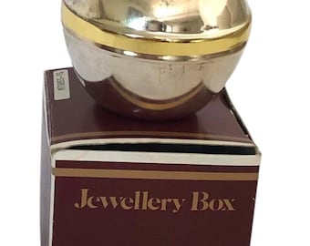Joyero vintage con baratijas, bañado en plata y lazo dorado