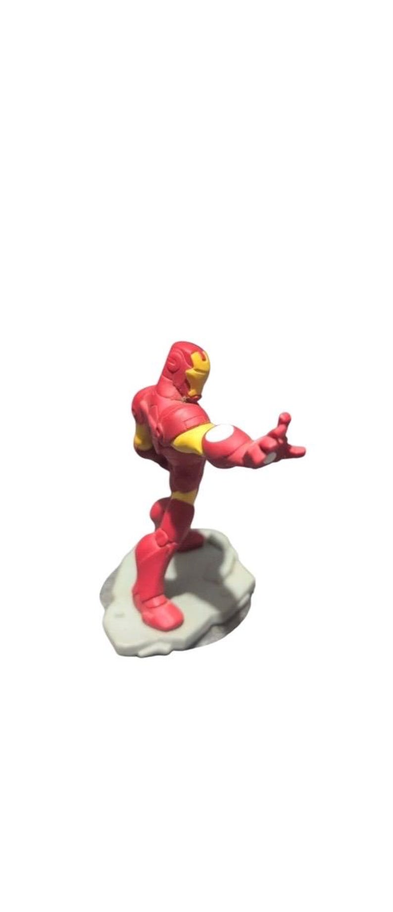 Puede incluir: Figurilla de Iron Man roja y amarilla de pie sobre una base de roca gris. La figura est&aacute; en una pose de superh&eacute;roe con un brazo extendido.