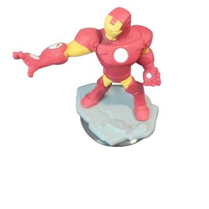 Puede incluir: Figura de acci&oacute;n de Iron Man roja y amarilla con un c&iacute;rculo blanco en el pecho, de pie sobre una base gris y azul.