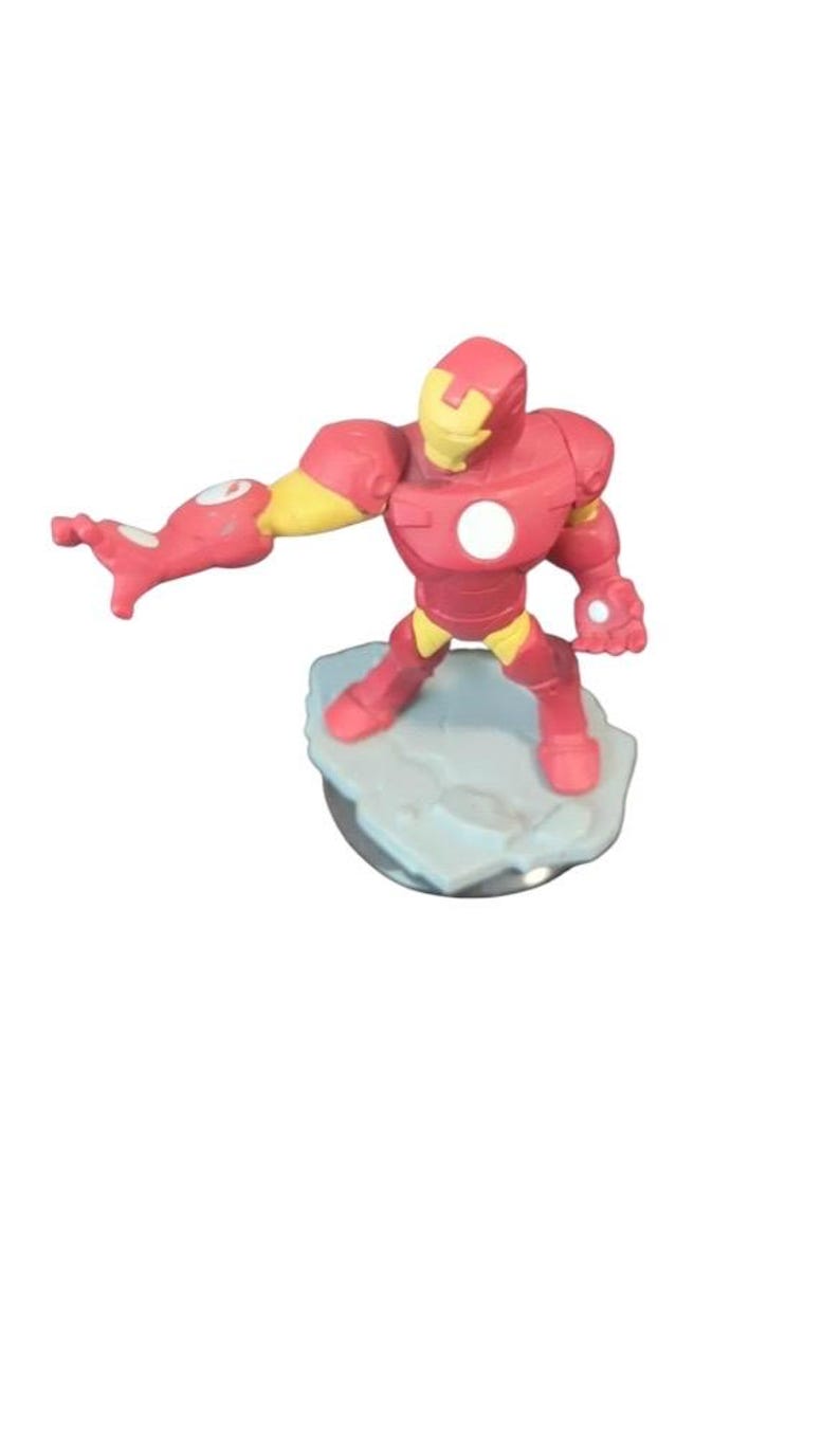 Puede incluir: Figura de acci&oacute;n de Iron Man roja y amarilla con un c&iacute;rculo blanco en el pecho, de pie sobre una base gris y azul.