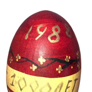 Huevo de Pascua ortodoxo vintage de madera pintado a mano