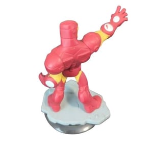 Puede incluir: Figura de acci&oacute;n de Iron Man roja y amarilla de pie sobre una base gris. La figura est&aacute; en pose con un brazo extendido.