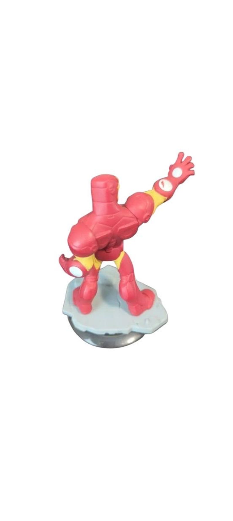 Puede incluir: Figura de acci&oacute;n de Iron Man roja y amarilla de pie sobre una base gris. La figura est&aacute; en pose con un brazo extendido.